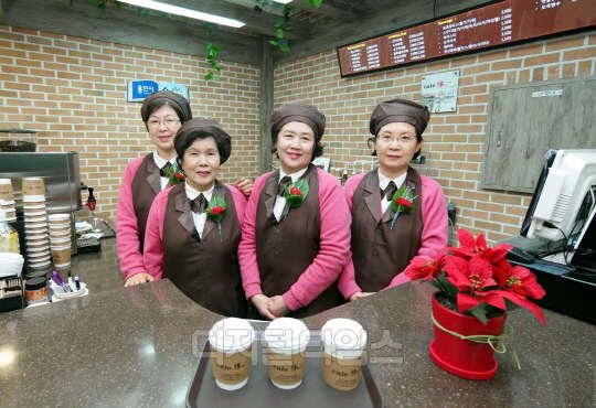 삼성전자는 용인시, 용인시니어클럽과 함께 노인일자리 창출 음료 매장인 '카페 휴(休)' 8호점을 용인시 처인구 모현도서관에 열었다고 17일 밝혔다. <삼성전자 제공>